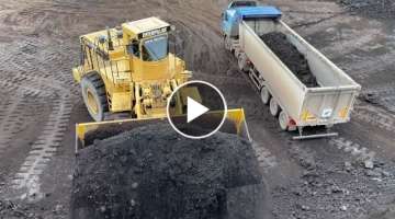 Caterpillar 992C Wheel Loader Loading Coal On Trucks