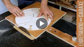 Cortar círculos de madera en la sierra de mesa