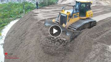 Big Bulldozer Equipment Push Clearing Sand​ Jobs With Dumper Vehicle Spreading Heavy Extreme
