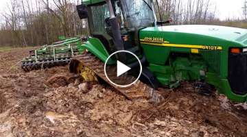 Tractor John Deere stuck in mud, k700, sucked dirt